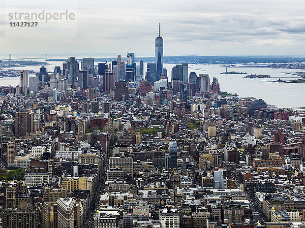 Stadtbild von New York City und den Flüssen; New York City  New York  Vereinigte Staaten von Amerika'.