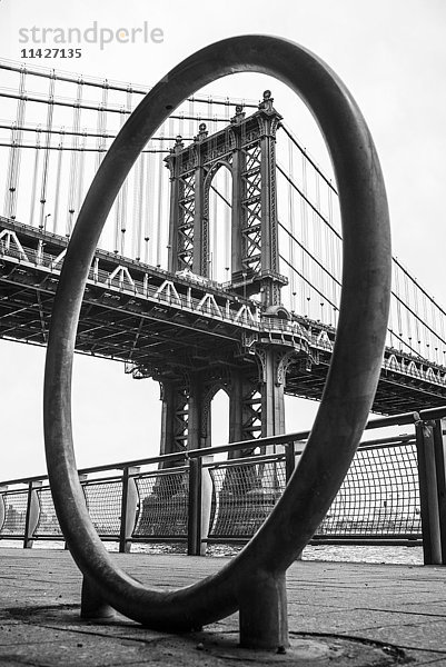 Manhattan-Brücke mit Blick durch eine runde Struktur auf der Promenade; New York City  New York  Vereinigte Staaten von Amerika'.