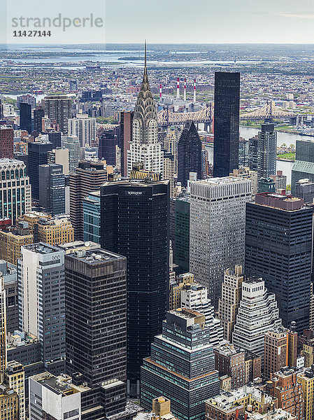 Stadtbild von New York City mit Wolkenkratzern in Manhattan und der Turmspitze des Chrysler-Gebäudes; New York City  New York  Vereinigte Staaten von Amerika'.