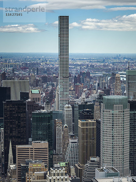 Stadtbild von New York City mit Wolkenkratzern in Manhattan und 432 Park Avenue  einem Wohn-Wolkenkratzer; New York City  New York  Vereinigte Staaten von Amerika'.