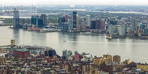 Manhattan und Brooklyn auf beiden Seiten des East River; New York City  New York  Vereinigte Staaten von Amerika'.