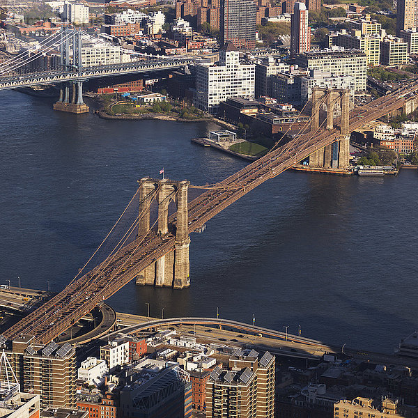 Manhattan-Brücke und Brooklyn-Brücke über den East River; New York City  New York  Vereinigte Staaten von Amerika'.