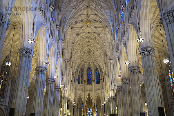 Innenraum der Saint Patrick's Cathedral; New York City  New York  Vereinigte Staaten von Amerika'.