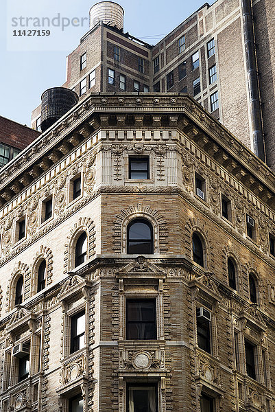 Wohngebäude mit dekorativer Fassade; New York City  New York  Vereinigte Staaten von Amerika'.