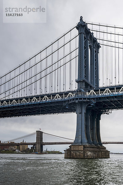 Manhattan Bridge  mit der Brooklyn Bridge in der Ferne; New York City  New York  Vereinigte Staaten von Amerika'.