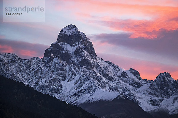 Berg Ushba in der Morgendämmerung  Kaukasusgebirge  Nationalpark Zemo Svaneti; Samegrelo-Zemo Svaneti  Georgien'.