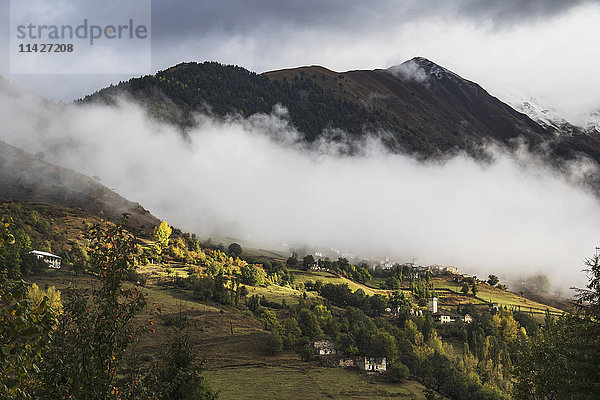 Dorf mit Svan-Türmen zwischen Mestia und Ushguli in tief hängenden Wolken  Obere Svaneti; Samegrelo-Zemo Svaneti  Georgien'.