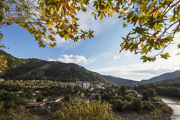 Panoramablick auf den Fluss Mtkvari (Kura) und Borjomi; Borjomi  Samtskhe-Javakheti  Georgien'.