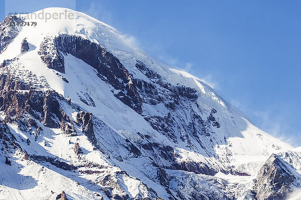 Berg Kazbek im Kaukasusgebirge; Kazbegi  Mtskheta-Mtianeti  Georgien'.