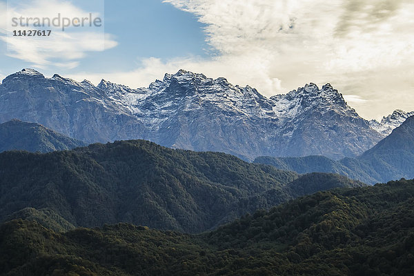 Panoramablick auf das Große Kaukasusgebirge von der Straße zwischen Jvari und Mestia  Nationalpark Zemo Svaneti; Samegrelo-Zemo Svaneti  Georgien'.