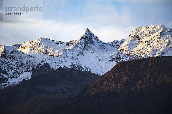 Panoramablick auf das Große Kaukasusgebirge von der Straße zwischen Jvari und Mestia  Zemo Svaneti National Park; Samegrelo-Zemo Svaneti  Georgien'.