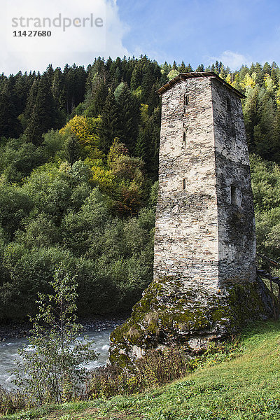 Turm der Liebe  ein Svan-Steinturm am Fluss Enguri  Obersvaneti; Samegrelo-Zemo Svaneti  Georgien'.