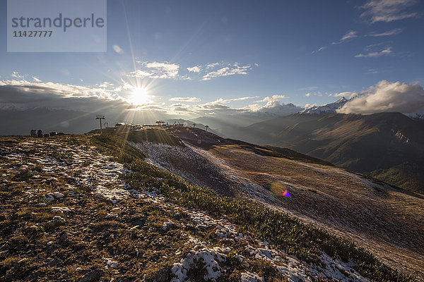 Skilifte und schneebedeckte Gipfel des Kaukasusgebirges; Tetnuldi  Samegrelo-Zemo Svaneti  Georgien'.