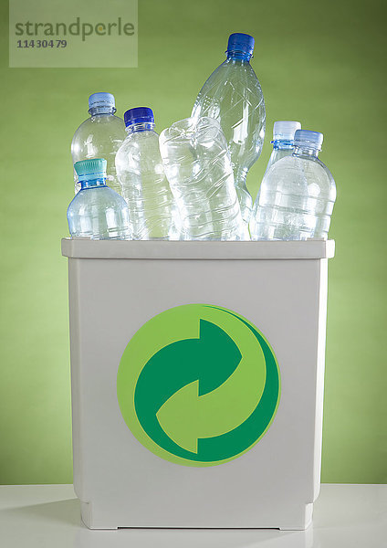 Kunststoffflaschen in Abfalleimer
