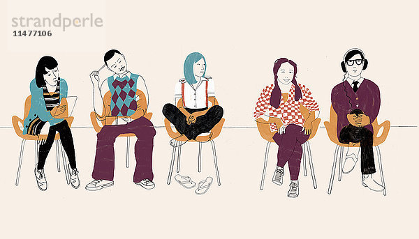 Fünf Personen sitzen auf Stühlen in einer Reihe