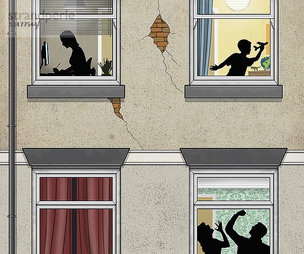 Mann schlägt Frau hinter Fensterscheibe mit Junge und Mädchen im Obergeschoss