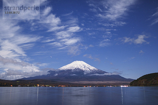 Nachtansicht des bewölkten Himmels und des Mount Fuji bei Nacht vom Yamanaka-See aus  Präfektur Yamanashi  Japan