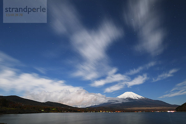 Nachtansicht des bewölkten Himmels und des Mount Fuji bei Nacht vom Yamanaka-See aus  Präfektur Yamanashi  Japan