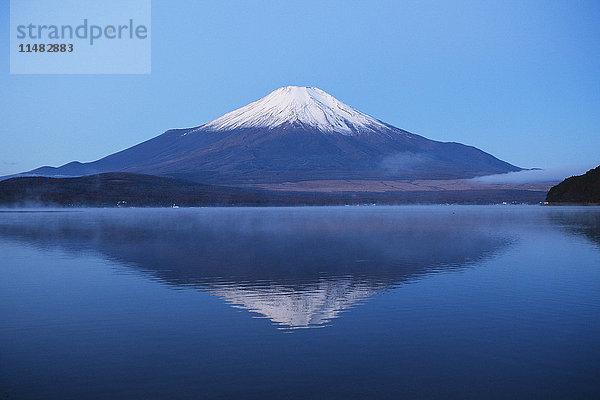 Nachtansicht des bewölkten Himmels und des Mount Fuji bei Nacht vom Yamanaka-See aus  Präfektur Yamanashi  Japan