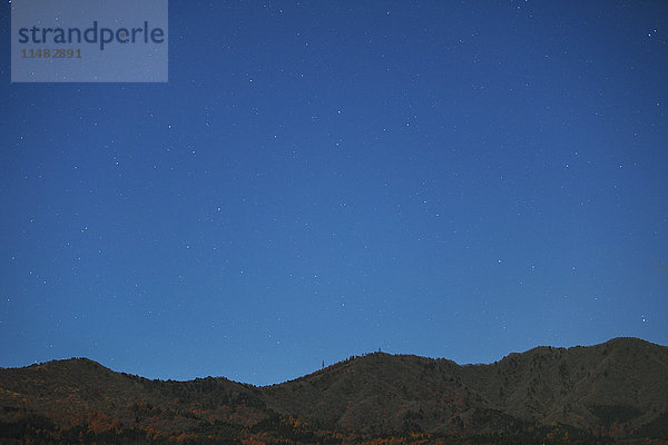 Sterne am Nachthimmel über einem Hügel  Präfektur Yamanashi  Japan
