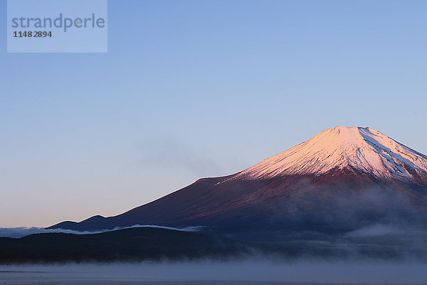 Morgenlicht beleuchtet den Berg Fuji am Yamanaka-See  Präfektur Yamanashi  Japan