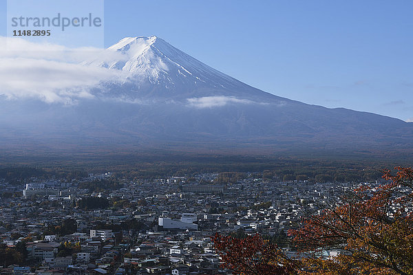 Der Berg Fuji und die Stadt Fuji-Yoshida vom Arakura Sengen-Schrein aus  Präfektur Yamanashi  Japan