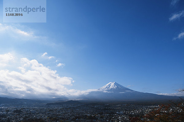 Der Berg Fuji und die Stadt Fuji-Yoshida vom Arakura Sengen-Schrein aus  Präfektur Yamanashi  Japan