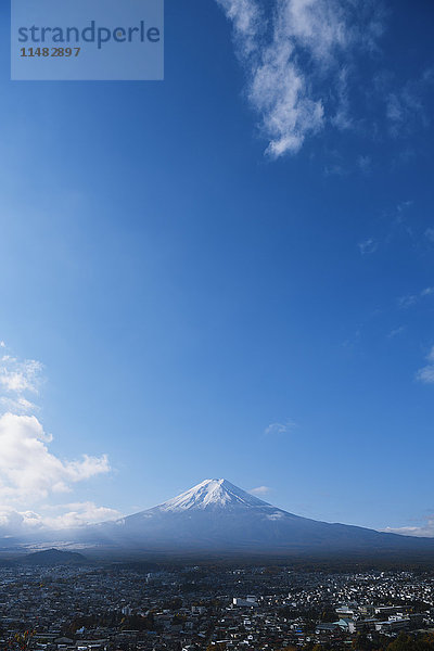 Der Berg Fuji und die Stadt Fuji-Yoshida vom Arakura Sengen-Schrein aus  Präfektur Yamanashi  Japan