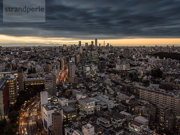 Dramatischer Himmel über dem Stadtbild von Tokio vor Sonnenuntergang  Tokio  Japan