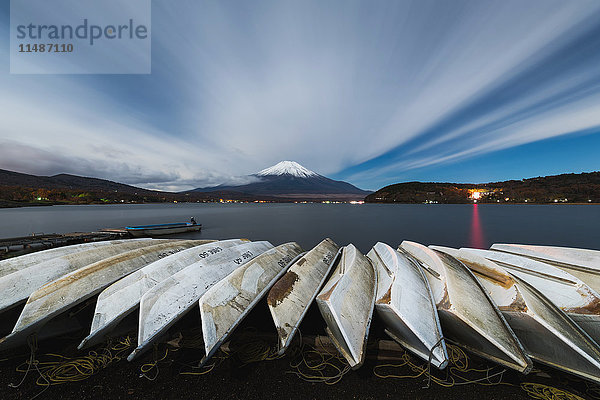 Nachtansicht des bewölkten Himmels  Berg Fuji und Boote am Yamanaka-See  Präfektur Yamanashi  Japan