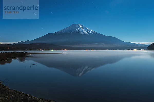 Nachtansicht des bewölkten Himmels und des Mount Fuji bei Nacht vom Yamanaka-See aus  Präfektur Yamanashi  Japan