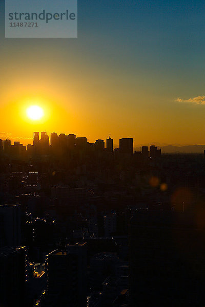 Stadtbild von Tokio bei Sonnenuntergang  Tokio  Japan