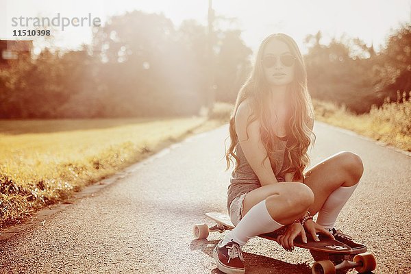 Yong Frau mit Skateboard