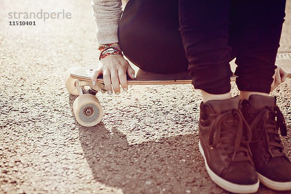 Yong Frau mit Skateboard