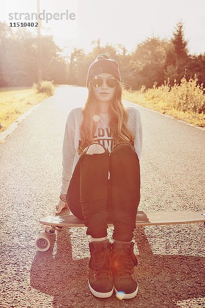 Yong Frau mit Skateboard