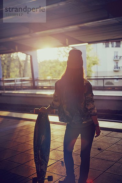 Yong Frau mit Skateboard