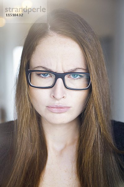 Junge Frau mit Brille  Porträt