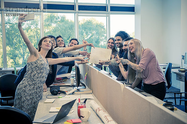 Team von Kollegen  die gemeinsam einen Selfie in einem gemeinsamen Büro nehmen