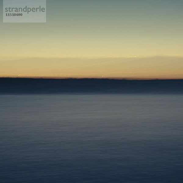 Wasser und Himmel abstrakt in der Abenddämmerung