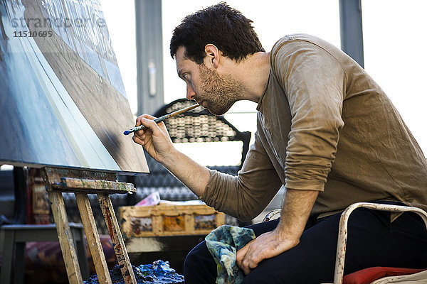 Künstlerin bei der Arbeit an der Ölmalerei im Atelier