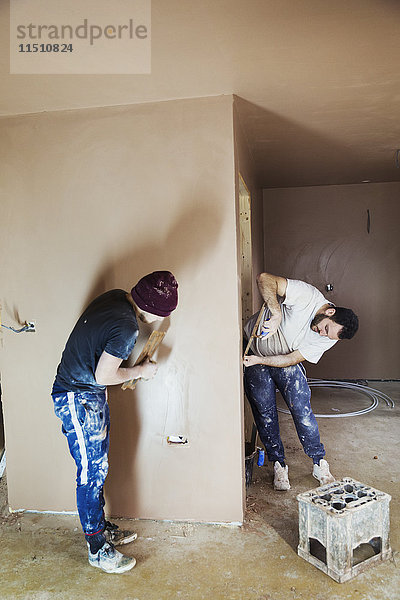 Zwei Handwerker arbeiten auf einer Baustelle