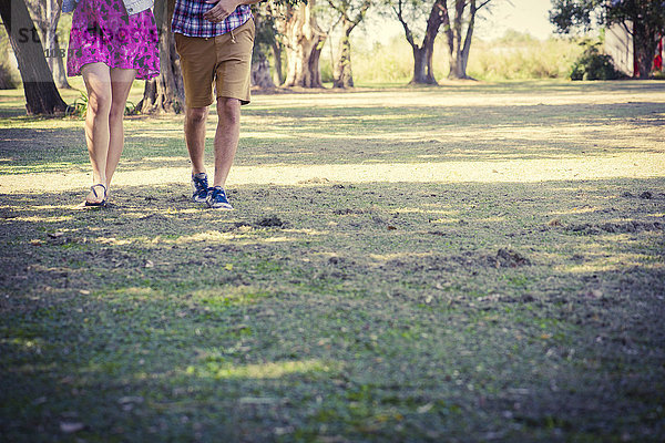 Paar zu Fuß in Park