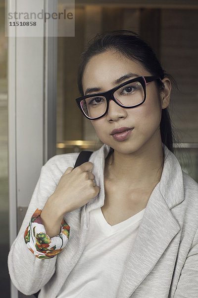 Junge Frau mit Brille  Portrait