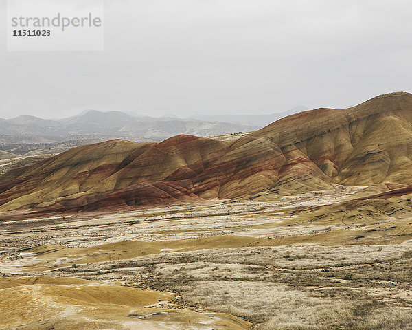 Die Landschaft des John Day Fossil Beds National Monument  Oregon. Kräftig gefärbte Gesteinsschichten. Die Berge.