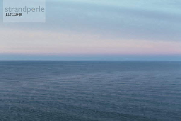 Blick über den Ozean in der Abenddämmerung  vor der Küste von Oregon.