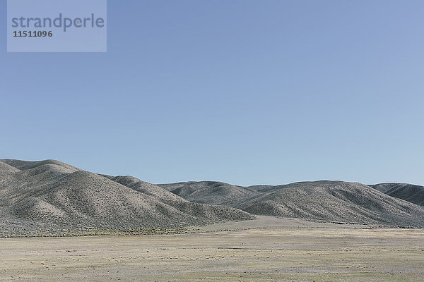 Eine flache Ebene und Blick auf eine Bergkette.