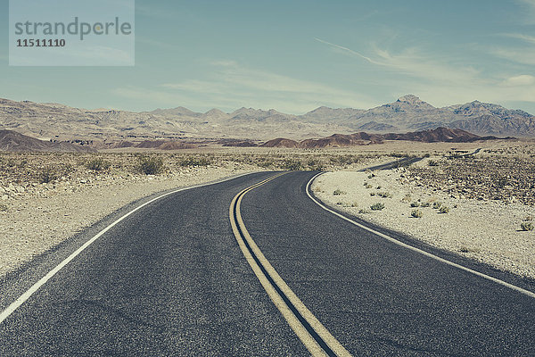 Kurvige Straße durch die Wüste  in der Nähe des Death Valley Nationalparks  USA.