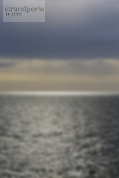 Der Blick zum Horizont  eine Meereslandschaft in der Abenddämmerung im Olympic National Park in Washington.