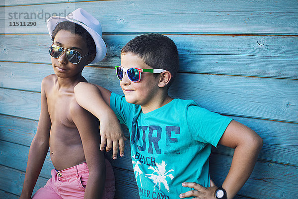 Jungen mit Sonnenbrille