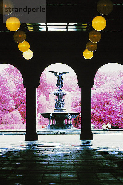 Torbogen und Wasserfontäne im Central Park  New York City.